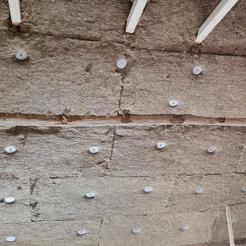 Isolation d'une toiture avec des panneaux en fibre d'herbe